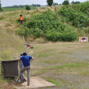 chasseur au tir sur sanglier courant