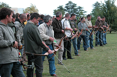 Chasseurs en formation pratique avec arcs